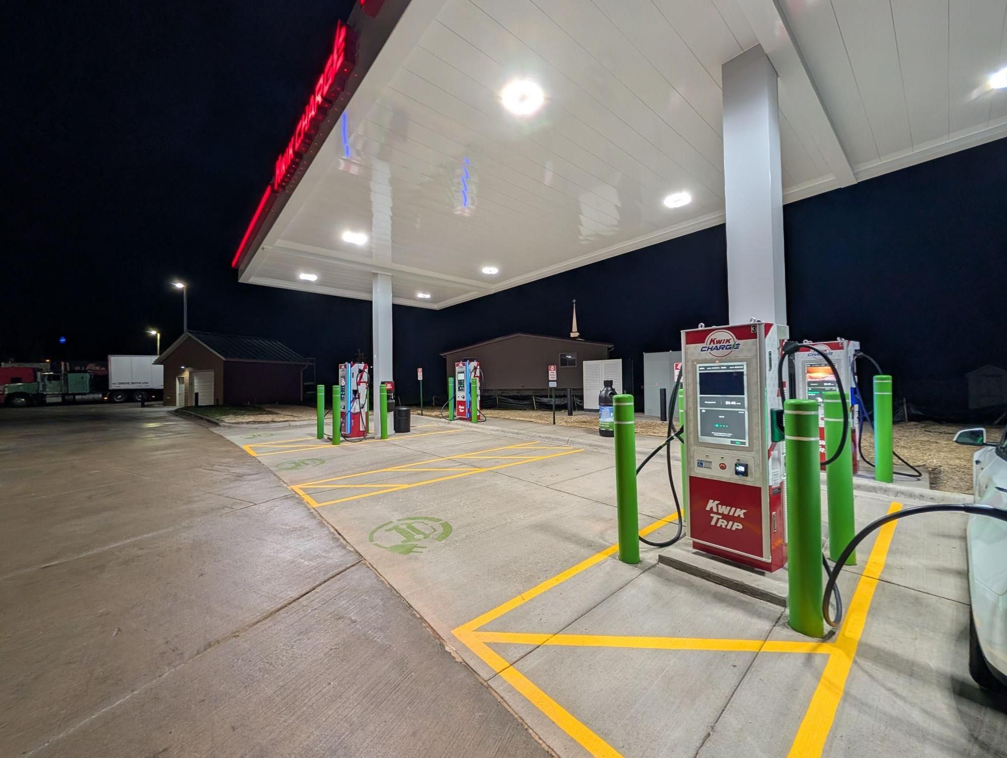 Kwik Trip powers up Wisconsin with its first 'Kwik Charge' EV fast charging  station
